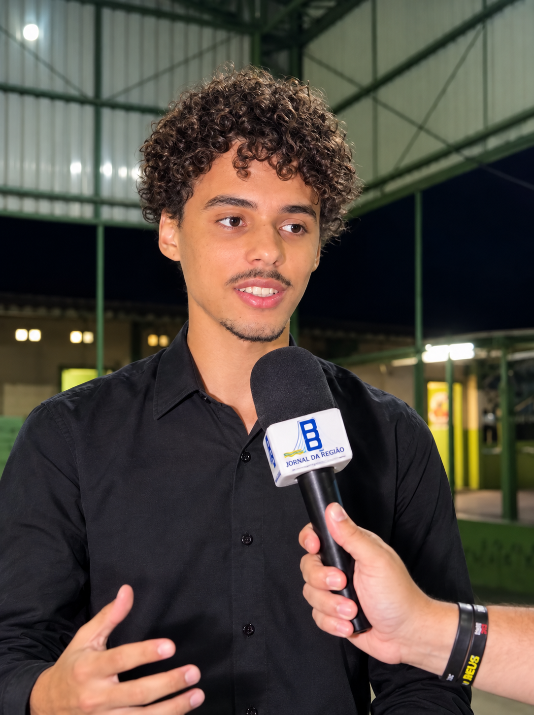 Emanuel Messias sendo entrevistado pela imprensa